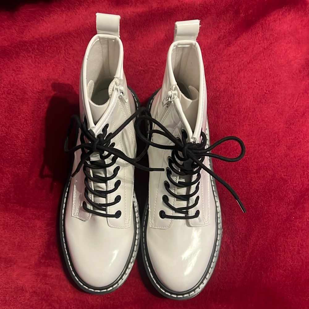 Pretty & NEW white platform boots!!🤍
